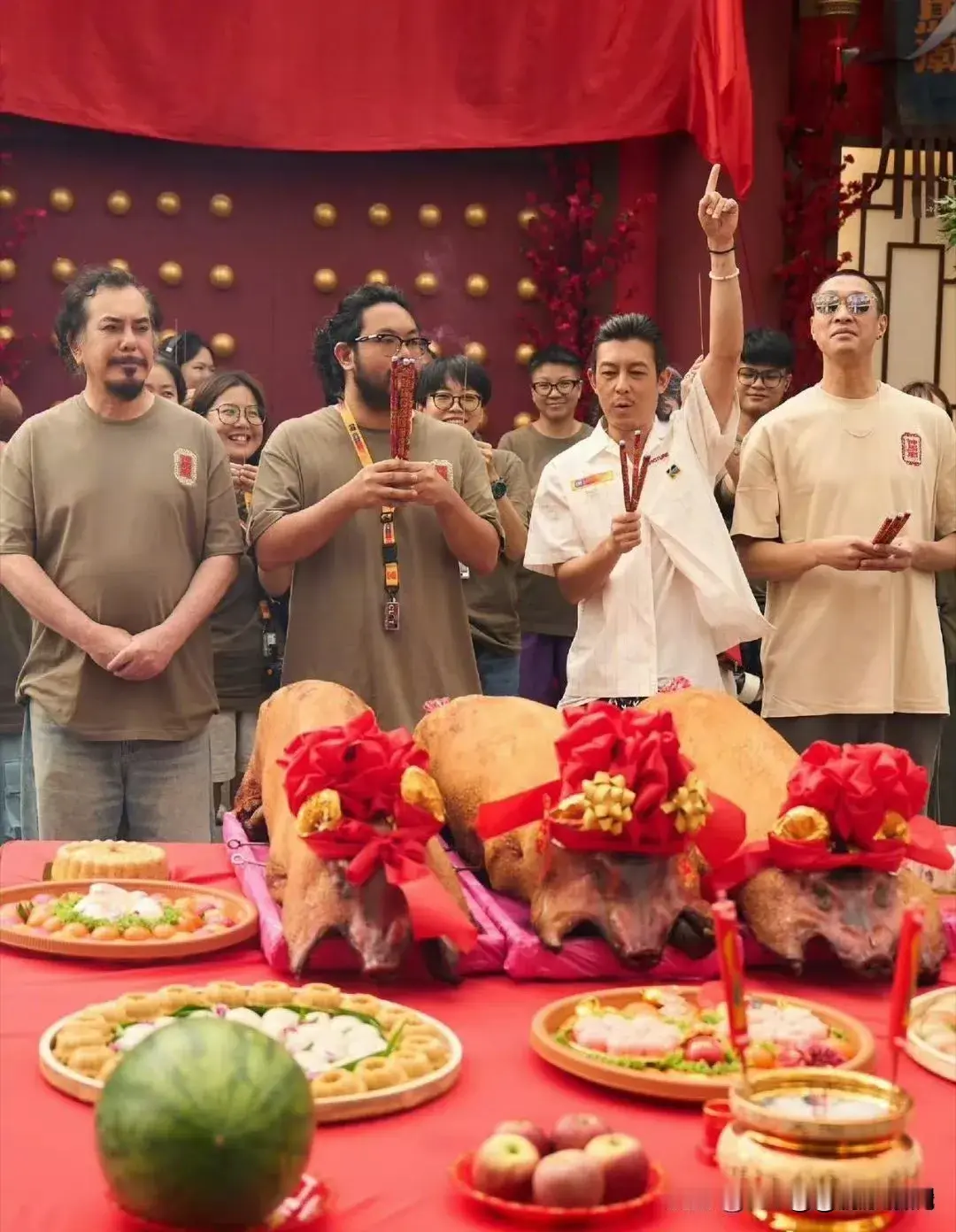 陈冠希与黄某在马来西亚合体开拍贺岁片《神马庙》，消息一出舆论哗然。

这哪里是情怀重聚，分明是两个被主流市场边缘化的&34;过气艺人&34;在穷途末路下的抱团取暖。

黄某，三届金像奖影帝，演技没得说，但近年几乎无戏可拍，自嘲&34;闲出脂肪肝&34;，辗转多地最终只能在马来西亚小成本项目中找存在感。

陈冠希，远走北美多