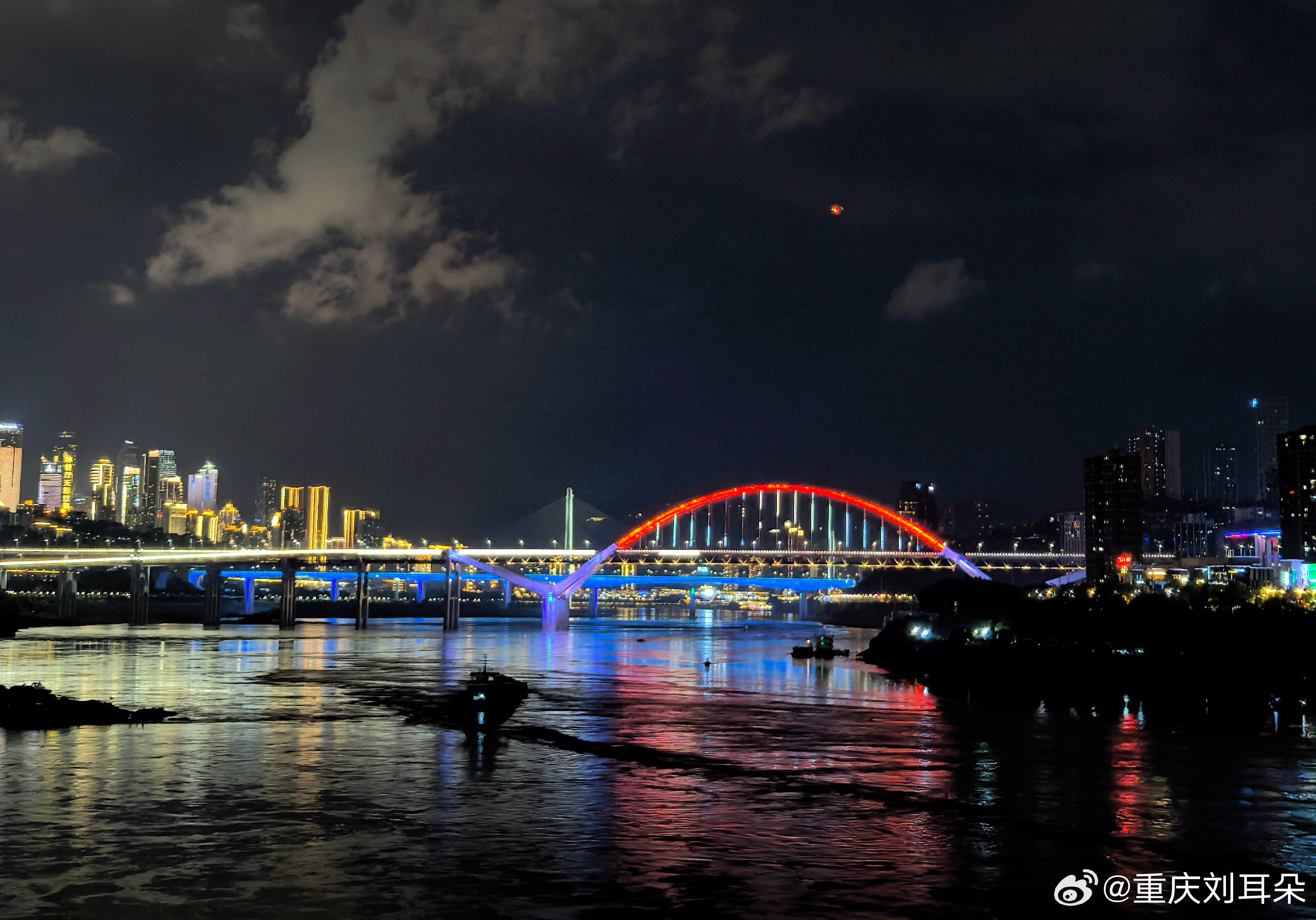 重庆市九龙坡区直港大道江边正在建设的是成渝铁路重庆站—江津站改造工程，属于老成渝铁路升级，不是地铁，是市域公交化铁路，核心控制点就是黄桷坪双线特大桥，高架横跨直港大道江边，紧邻九滨路、上江城小区一带。在九龙灯塔下，正在建设的铁轨连接山壁处无施工迹象，询问一工地建设师傅才知，由于山壁不好架设施工设备，会影响主干道车辆行驶，山壁的另一端正在紧张打通隧道，预计年内会贯通。此条轨道系我市开行市域客运列车，菜园坝、直港大道、黄桷坪、大渡口、西彭、江津一线连通，市民可以坐火车通勤，类似城市轨道。并且直港大道下面将有一个站点，期待！菜园坝火车站成渝铁路重庆至江津段改造 重庆·直港大道
