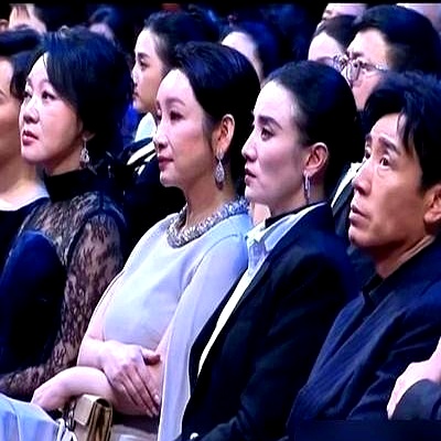 飞天奖红毯上，蒋奇明灰头土脸，郭京飞眼神发直，台前幕后好演员全成了一副被榨干的电池模样。
 

一年连轴转好几部大戏，票房二十多亿，提名金鹰又赶飞天，连轴转到连喘气的时间都没有。
 

拼到最后，连自己都怕能力沉淀追不上名气，怕被这死循环活活掏空。
 

好剧扎堆的背后，这行当正在用最快速度，把最稀