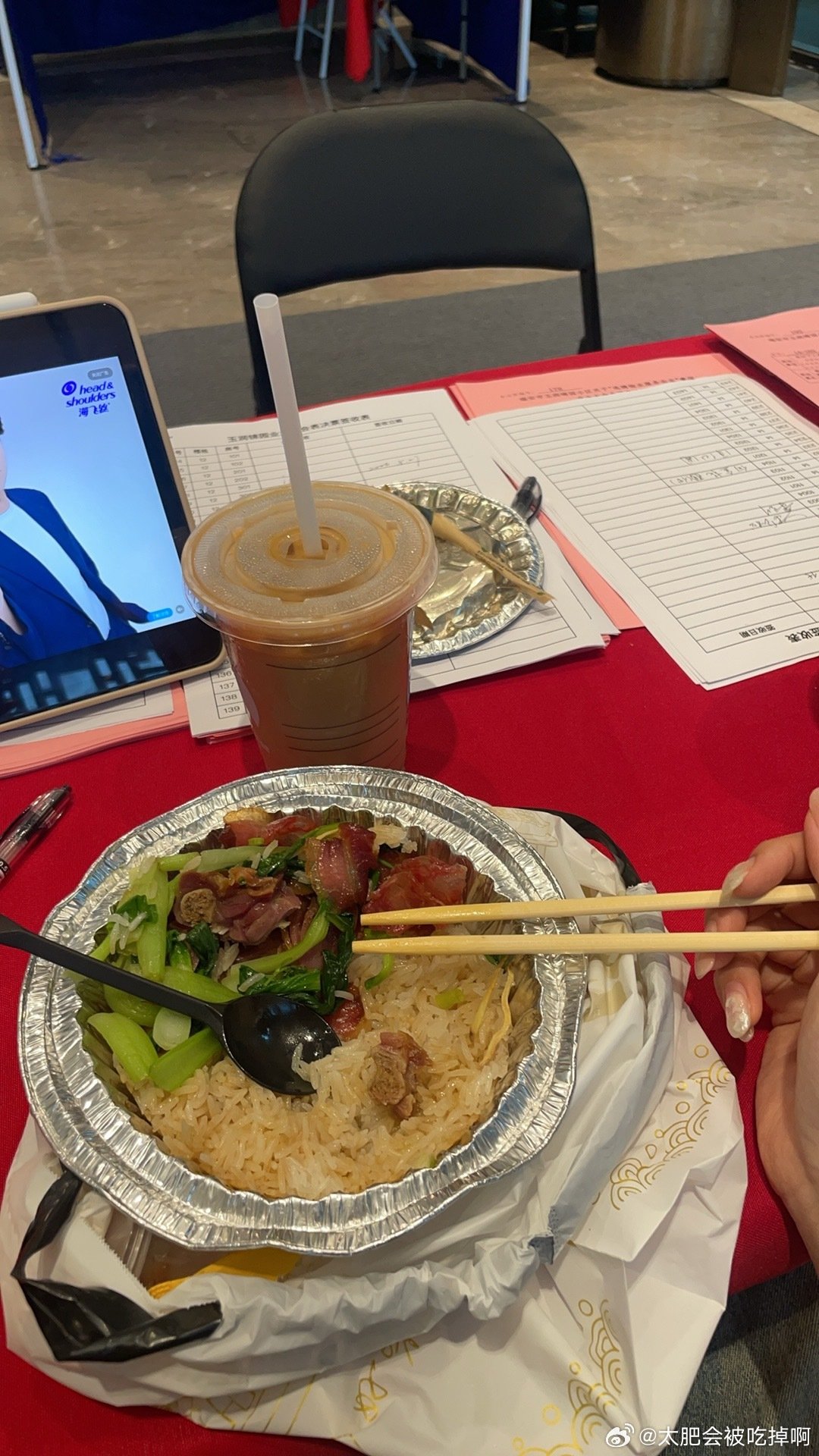 p1台风天也要上班
p2老板带的煲仔饭[抱一抱]
p3吓一大跳啊[汗]
p4中元节下班也要爬坡
p5好吃 饿死鬼上身 五分钟搞定[鼓掌]
p6xiya互相伤害吧[抱一抱] 
p7外婆mini苹果 给我尝尝[并不简单] ​