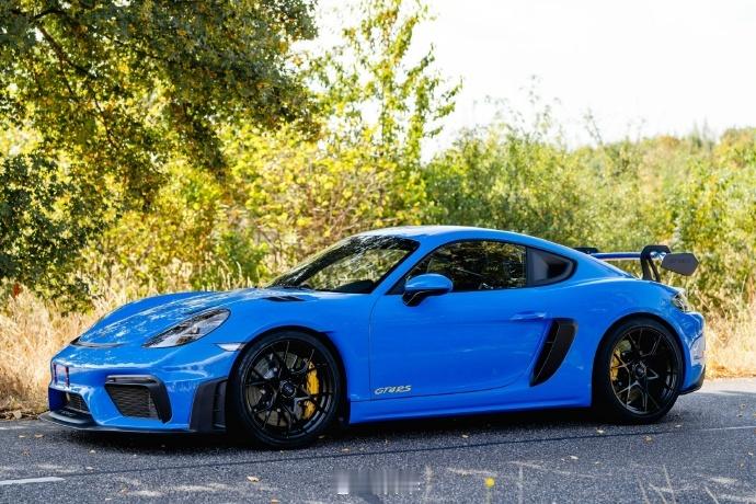 当鲨鱼蓝遇上 GT4 RS🐟

2025 Porsche 718 Cayman GT4 RS

把 911 GT3 的 4.0L 自吸六缸塞进 718 车身，500 匹马力释放中置后驱的全部天赋。
Weissach 套件加持，轻量化碳纤维，固定式大尾翼，每一处空气动力学设计都只为更快。

Shark Blue 漆面，冷冽又张扬，内燃机时代珍贵的驾驶玩具。

 ​