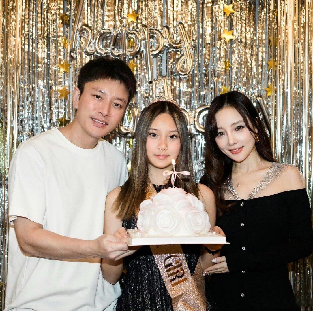 #甜馨 爸爸回来了小萌娃长大#我不仅看过爸爸回来了，还看了妈妈是超人，一直印象中是那个频频口出金句的小女孩👧，哈哈，最经典的就是：我们白着呢！转眼睛已经长成亭亭玉立的美少女啦！ ​