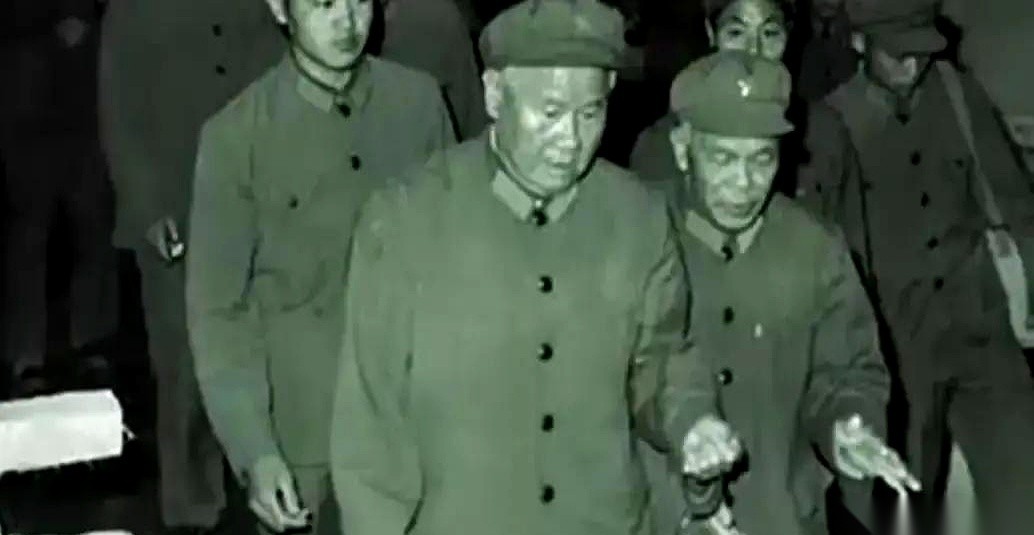 1984年，法院的老张上门通报，陈东平的二审维持原判，上午已经执行了。
听完儿子的死讯，陈再道看完文件只说了句“知道了”，第二天照旧出门赢了老刘一盘棋。
抽屉里那张在哈军工拍的军装照再也没被拿出来跟外人提过。
换成咱们普通人家，碰上这种白发人送黑发人的事，第一反应往往是天塌了，饭吃不下，觉睡不着，恨