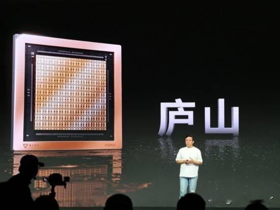 在9月3日下午的摩尔线程2026年半年度业绩说明会上，公司透露基于“花港”架构的高性能图形渲染芯片“庐山”预计2026年底推出，具体上市销售时间以后续官方发布为准。
“庐山”是摩尔线程在2025年12月首届MUSA开发者大会上发布的芯片，与面向AI训推的“华山”同属第五代“花港”架构，主打高性能图形