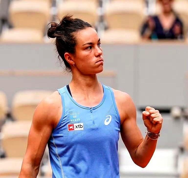 今天晚上，法网第四轮，3号种子佩古拉6-3/4-6/4-6，被世界排名...