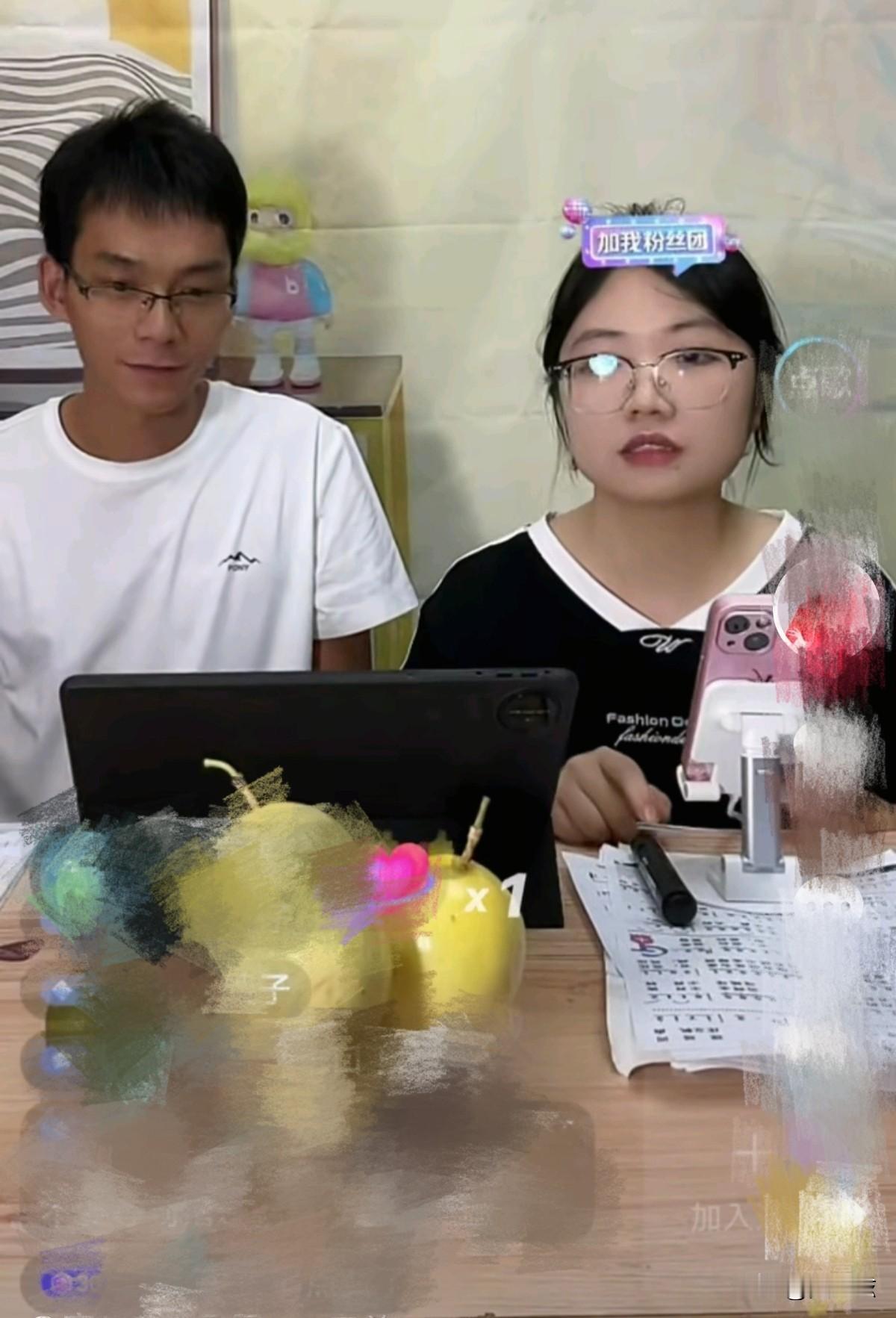 唐尚珺周末直播带货：放下名校执念之后，终于回归普通生活
唐尚珺周末开播带货，卖起了百香果。
考了十几年高考的那个人，如今坐在镜头前，开口喊着三二一上链接。
 
弹幕里面有人问起佣金，他在直播间自己坦言，一单只有几毛钱，收益还要三个人一起分。带货只是兼职，他只利用周末的时间来做。
 
翻看他的大学成绩
