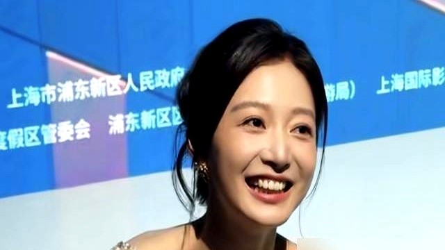 刚当上东方卫视当红主持才两年，冯琳就一头扎进了机房。

新节目《琳距离》官宣，她直接挂帅当制片人。从台前光鲜亮丽地念稿子，变成在后期盯剪辑、算预算。有人不解她图啥，她的逻辑极清醒：传统栏目肉眼可见地缩减，与其干等着，不如亲手给自己造饭碗。

顺带曝光的新恋情，对方是个搞金融的。

事业上自己造筏子，