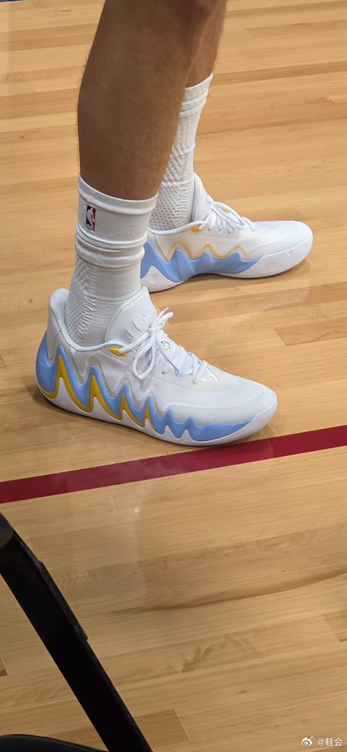 Nikola Jokic在媒体日上穿着了Aaron Gordon的361° AG7。

©denvernuggets

#赛场鞋事报[超话]##NBA[超话]# ​