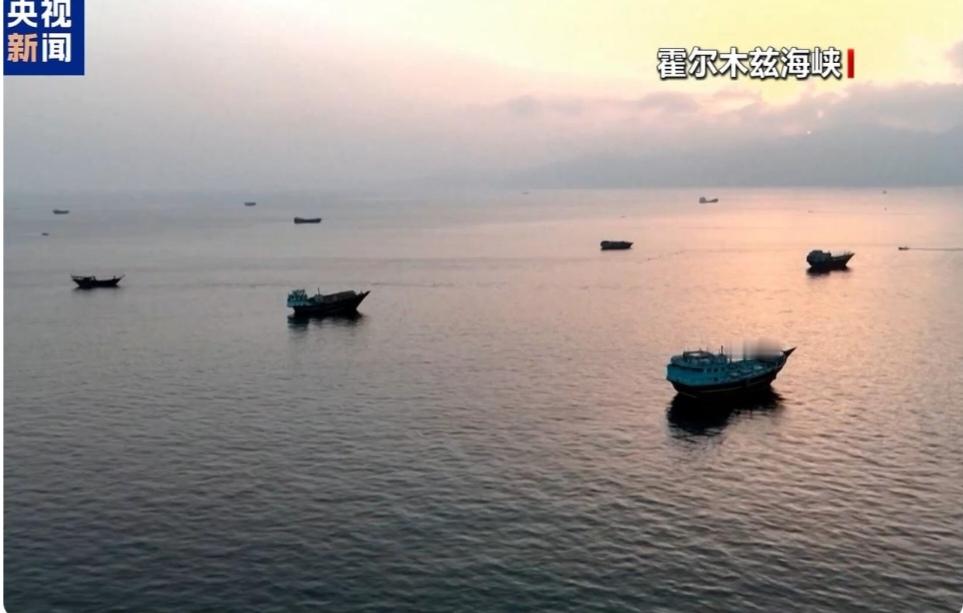 伊朗开始加倍还击美国。
9月5日，伊朗主动出击向美一艘航空母舰和一艘驱逐舰发射多枚导弹进行打击，

这事儿听着挺提气，但咱得扒开表象看本质。伊朗这回直接拿弹道导弹瞄着美军航母开火，等于彻底撕破了以前“不敢动美军核心资产”的底线。不过，别急着喊“击沉航母”，这大概率是一场高段位的舆论战。伊朗这边高调宣