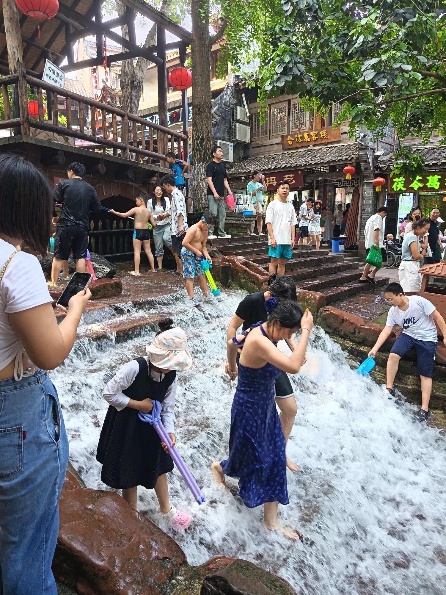 夏天耍水还看黄龙溪，泳装👙美女如云，身材火辣[爱慕][爱慕][爱慕]