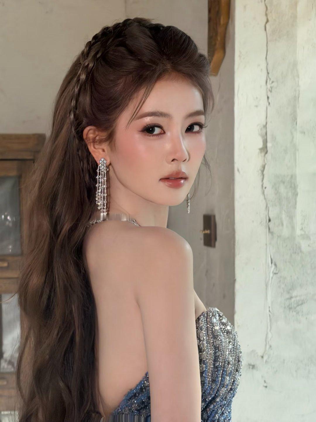 网友票选出最适合浓妆的女明星：

TOP9 杨超越
TOP8 周也
TOP7 白鹿
TOP6 迪丽热巴
TOP5 陈都灵
TOP4 赵露思
TOP3 孔雪儿
TOP2 林允
TOP1 何瑞贤

你最喜欢谁？ ​
