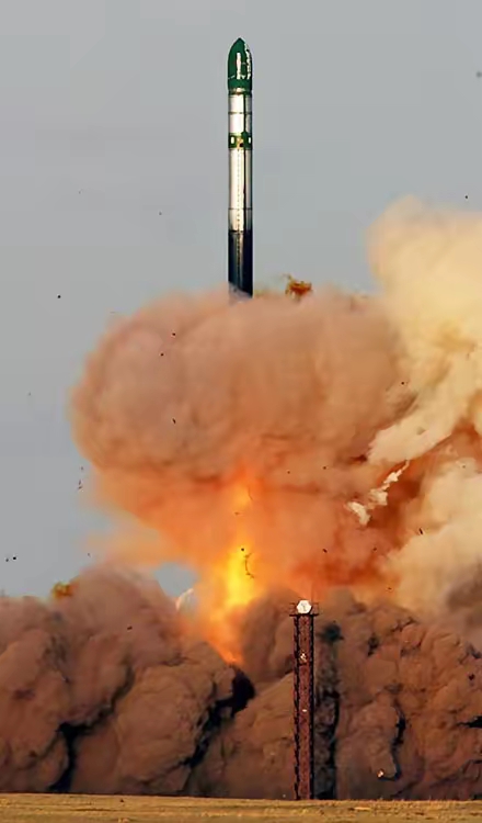 ​俄当地时间2026年8月28日，俄军从俄罗斯西北部阿尔汉格尔斯克州的普列谢茨克国家试验航天发射场，发射了一枚固体燃料洲际弹道核导弹。这是一枚机动式固体燃料洲际弹道导弹。俄罗斯国防部未公布具体型号，但外界分析可能为“白杨”(Topol) 或 “亚尔斯”(Yars) 系列。导弹长途奔袭6700公里精准