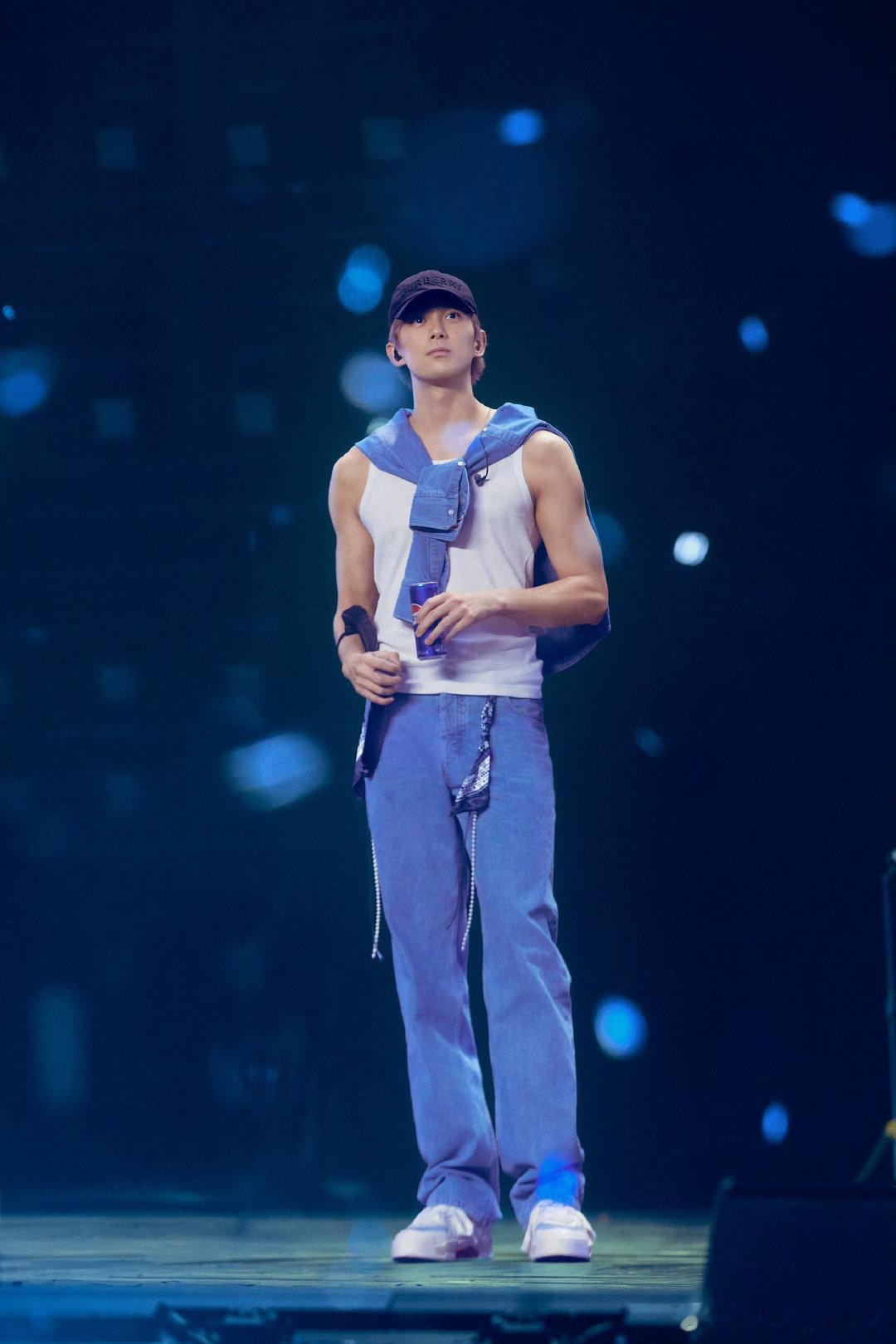 #吴磊[超话]##吴磊电影群星闪耀时#｜#吴磊赵吉虎#｜#电影群星闪耀时#“18 岁刚过 1 个小时，我就希望自己永远 18。我记得那个感觉 ——「不对劲」——我当时很快乐，但也知道这种快乐会流失。没有人能永远 18 岁，但永远有人正当 18。”​