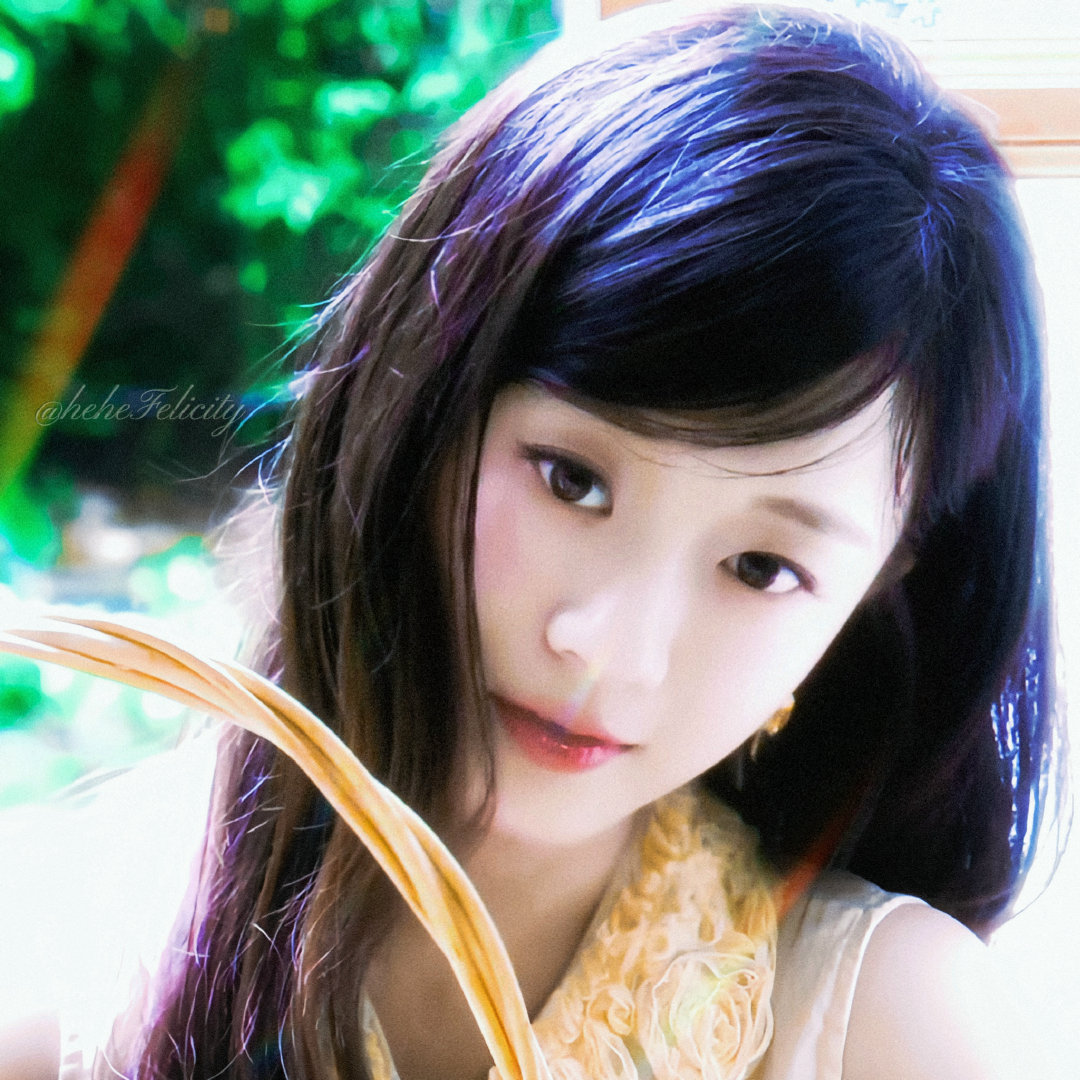 #侯呈玥[超话]# 🌿#侯呈玥# 空气像青苹果🍏，公车开满花朵💐​ ​