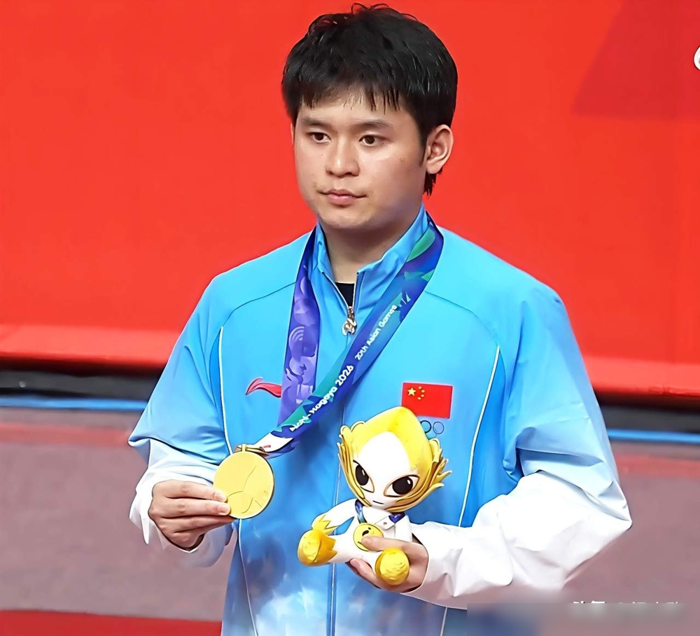 4比0，王楚钦被林诗栋打得没脾气。
9月28日那场男单决赛，很多人以为是拉锯战，结果比分是11-5、11-8、13-11、11-5。林诗栋全程压着打，发球抢攻，中远台衔接，一点机会没给。
赛后王楚钦说了句大实话：没找客观理由，林诗栋状态和能力确实强过自己。21岁，身兼四项，三金一银。
教练席上