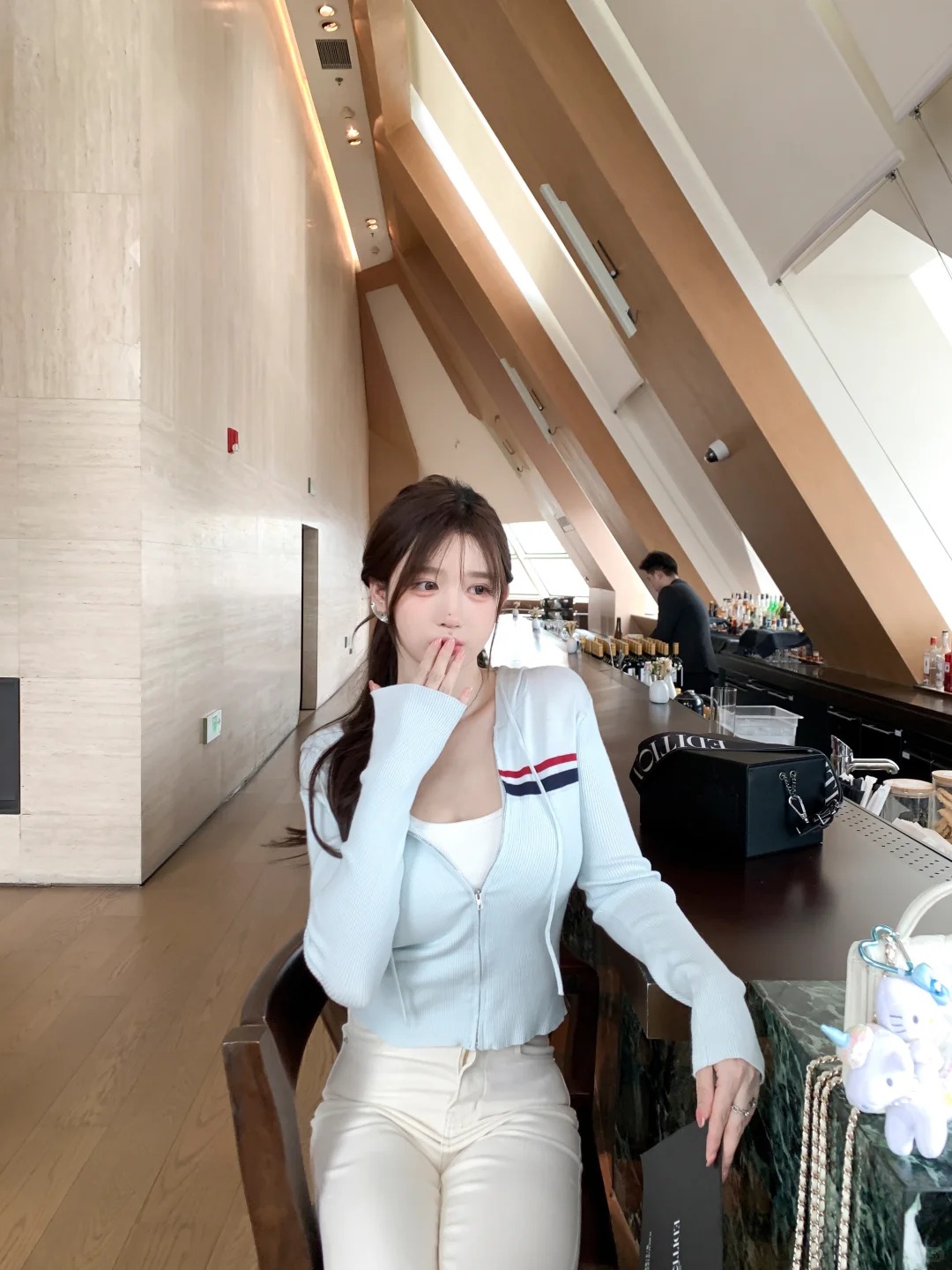 福建贵气十足的校花小美女，柔软如浸了温水的棉花糖般指节软肉，在弯曲手指...