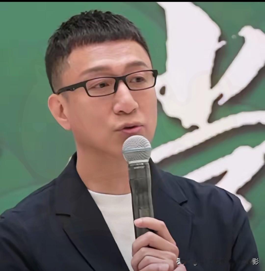 别人都忙着在圈子里逢场作戏，他偏要直接把台面给戳穿！孙红雷退片酬这事儿背后，藏着不少门道。

当年孙红雷直接给电影《战国》打了二十分，还把拿到手的片酬全退了回去。放在那会儿看，好多人都觉得这行为太离谱，现在回头捋捋才反应过来，孙红雷是真的敢来硬的狠人。

当初影片做宣传的时候，女主角拍着胸脯说自己半