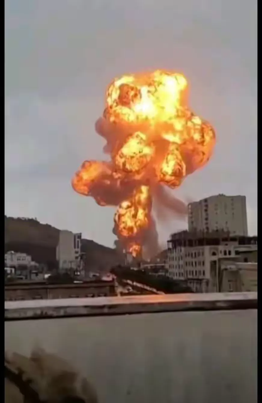 病急乱投医，沙特竟然向宿敌以色列伸出了求援之手。
      也门胡塞武装战斗力强大，10多天的时间，竟然横扫5400多公里，击溃了沙特和也门政府联军，占领了红海西海岸广大区域，彻底掌控了红海，锁死了沙特的第二条石油出海口。
        石油出口业是沙特的经济命脉，霍尔木兹海峡被伊朗