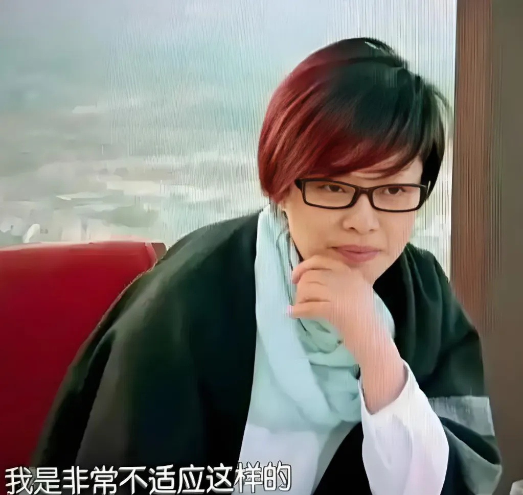 毛阿敏没有任何错！

花少2又被网友挖出来吐槽，无数网友嘲讽毛阿敏当面一套背后一套，背刺闺蜜，喜欢蛐蛐人，和稀泥，还没有担当，却经常把“我是大姐”挂在嘴边。

可是结合整个真人秀全程，我觉得毛阿敏非但没有任何错，而且在某些方面做得比较好。

首先，在整个旅程毛阿敏干得活仅次于井柏然，这是网友从镜头下