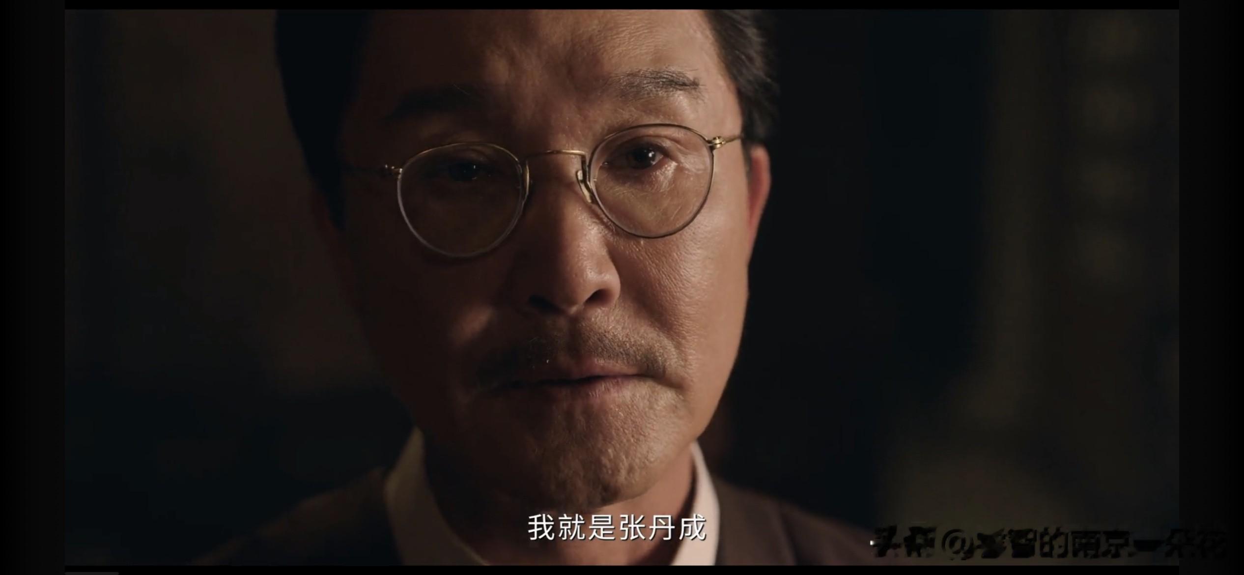 看了电视剧《我不是大师》最新剧情，总觉得金不换（吴刚 饰演）还在利用上官诚明（李现 饰演），金不换可能还知道更多秘密！

金不换一开始救想要上吊自尽的上官诚明就不是偶然，原来他的真实身份就是张丹成，那个设下骗局害死上官诚明的布局之人。

金不换收上官诚明为徒，让他入天相派，帮他复仇，真正目的应该不是