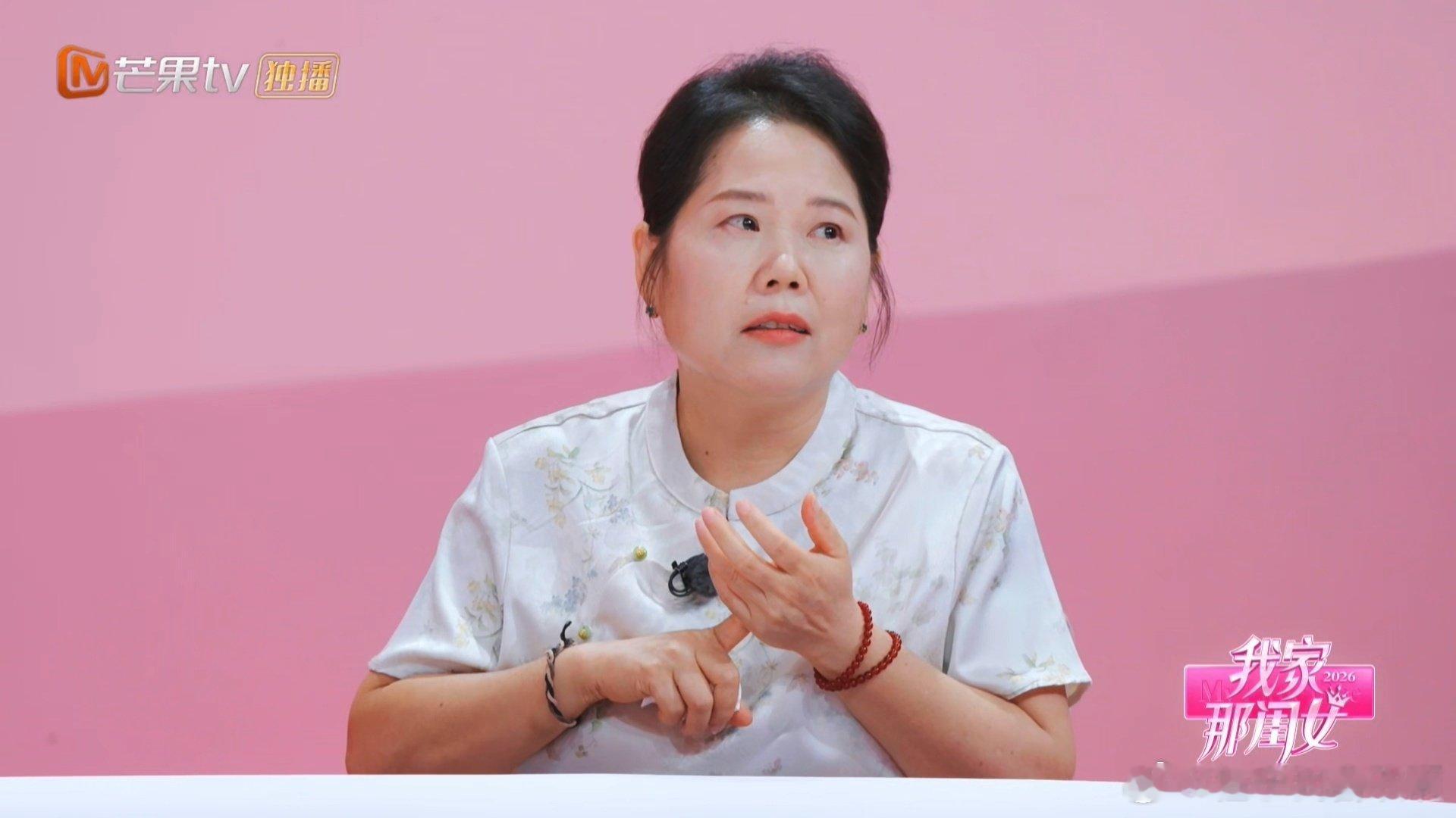 #张家齐妈妈送女儿的礼物自己保管##妈妈送的金项链张家齐从没见过##我家那闺女# 网友吐槽送礼逻辑，我笑疯了，妈妈怕她弄丢自己保管，齐宝连见都没见过 ​