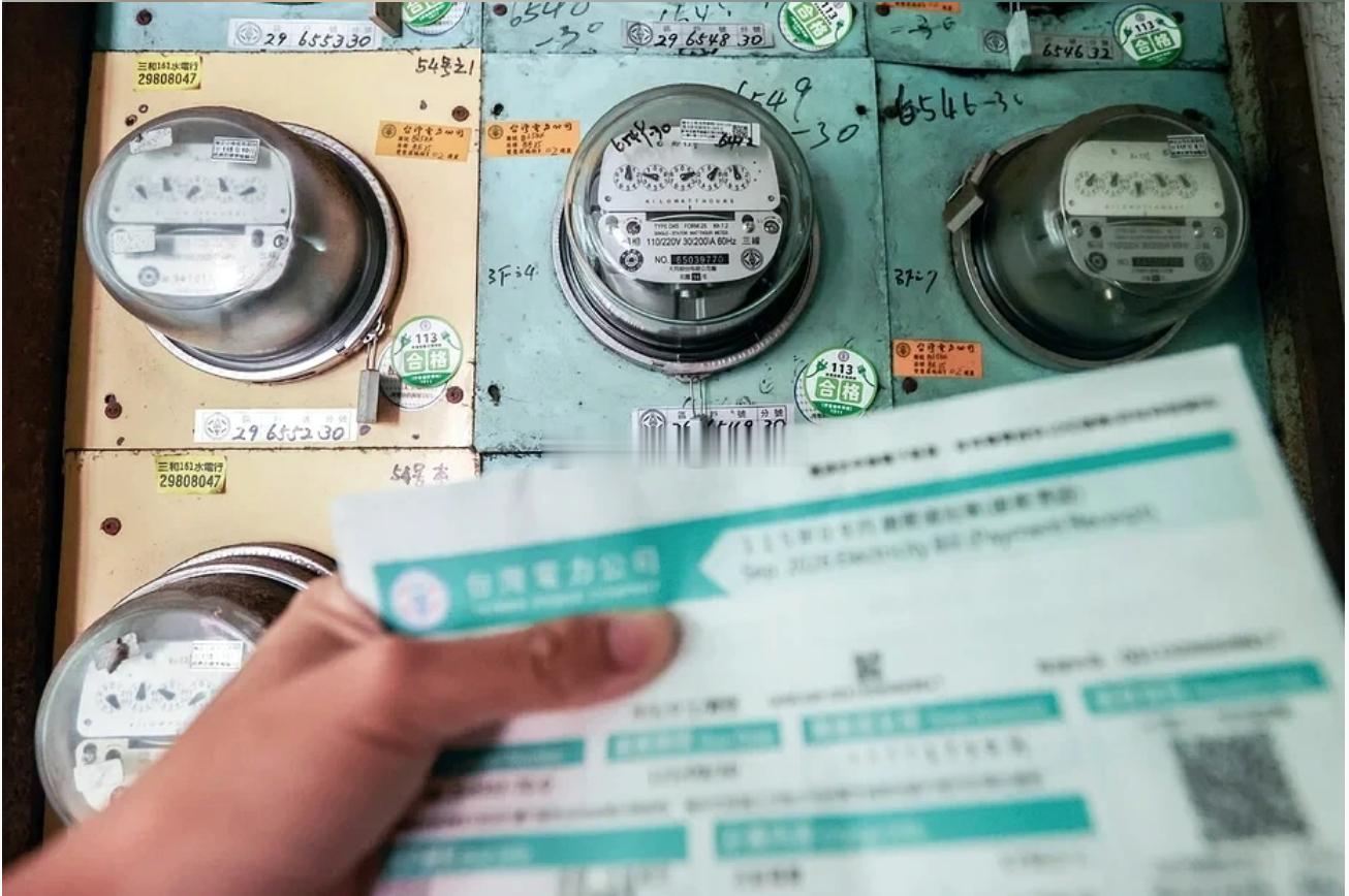 台經濟部拍板！照顧九合一選情 選前凍漲 選後恢復？
10月電價「暫時凍漲」 全年估虧損711億 待12月電價審議會再討論

電價連兩凍！台經濟部門18日召開電價審議會，決議電價暫時凍漲。這是美伊戰爭今年2月28日開打後，第二次召開的電價審議會，今年3月電價審議會結果是全面凍漲，此次是暫時凍漲，不過， ​