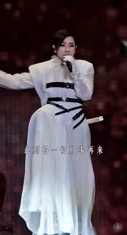 快60岁的林忆莲站在台上，一口气唱了两个半小时，中间连水都没怎么喝，台下几万人先听傻了，后听哭了。
全开麦，不垫音，不靠提词器糊弄，快歌连蹦带跳，慢歌一句句往人心里钻。深圳首场那天她胃不舒服，愣是撑完全场，还挨个谢了工作人员。
最狠的是那身段，皮肤紧得发光，腰细得跟三十年前的海报没差。网友辣评：