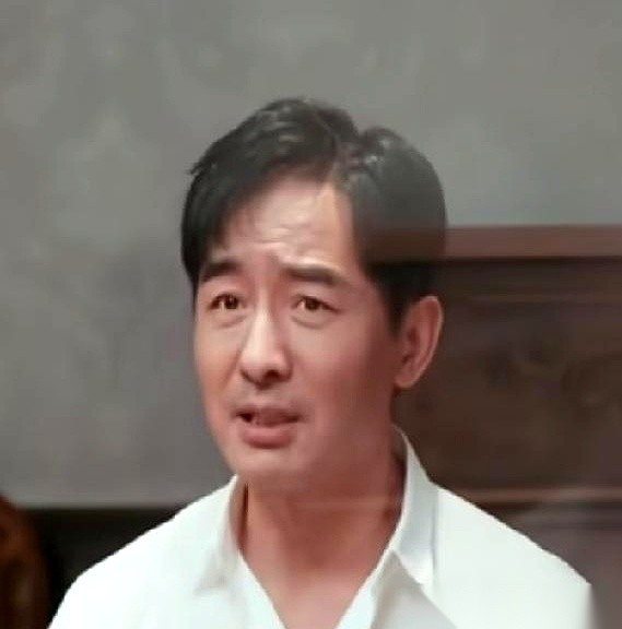 演员郭晓东最近倒了一通苦水，听着着实有些心酸。
他满世界打听想演个厚重的农村戏，结果硬是没一个剧组找他。
为了给自己拉活儿，这位年过半百的男演员急得公开喊话：“我真的一点都不帅！我拿锄头那是童子功！”
按他的脾气，别人演农民得提前俩月进组“体验生活”，他压根不需要。
只要一根木把的锄头递过去，粗糙的