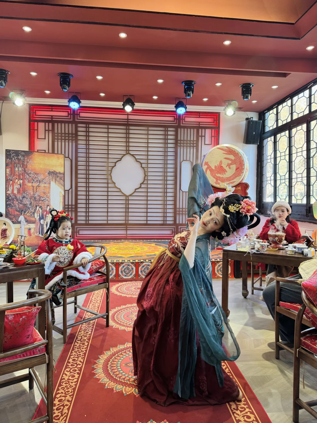 武汉吃个饭还能看国色芳华，妆造还免费🆓