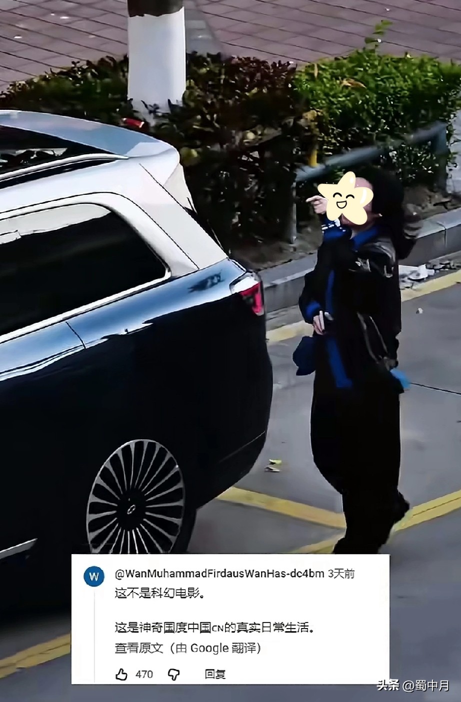 外国人震惊了。  国内车主靠近爱车，优雅地打着手势，问界M9的门就缓缓...