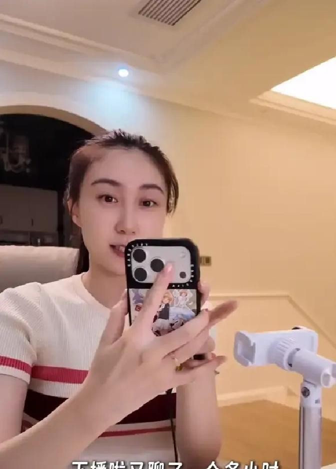 清华大学研究生毕业的水均益女儿水亦诗分享在家带娃上班日常，水亦诗开心写到：“不坐班的妈妈，到底过的有多爽？”

她发完这句话的当天上午，手边就压着三件必须同时办完的事：一篇要在中午前交的稿子，一场线上选题会，还有女儿十一点半的辅食。她把孩子放进围栏，打开电脑，刚敲两行字，围栏那头就传来响声——孩子把