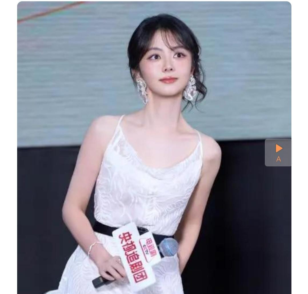 36岁谭松韵：娃娃脸是天赋，但把老年妆熬成演技封神靠的是硬实力！
9月15日《兰香如故》追剧团活动上，谭松韵身穿吊带白裙亮相，生图状态下皮肤白到发光，松弛自然的状态直接让评论区炸锅。同一时间，她在剧中从16岁贵女一路演到80岁主母，光老年妆单次上妆就要坐六个小时，横店40多度高温下连续12天贴着硅胶
