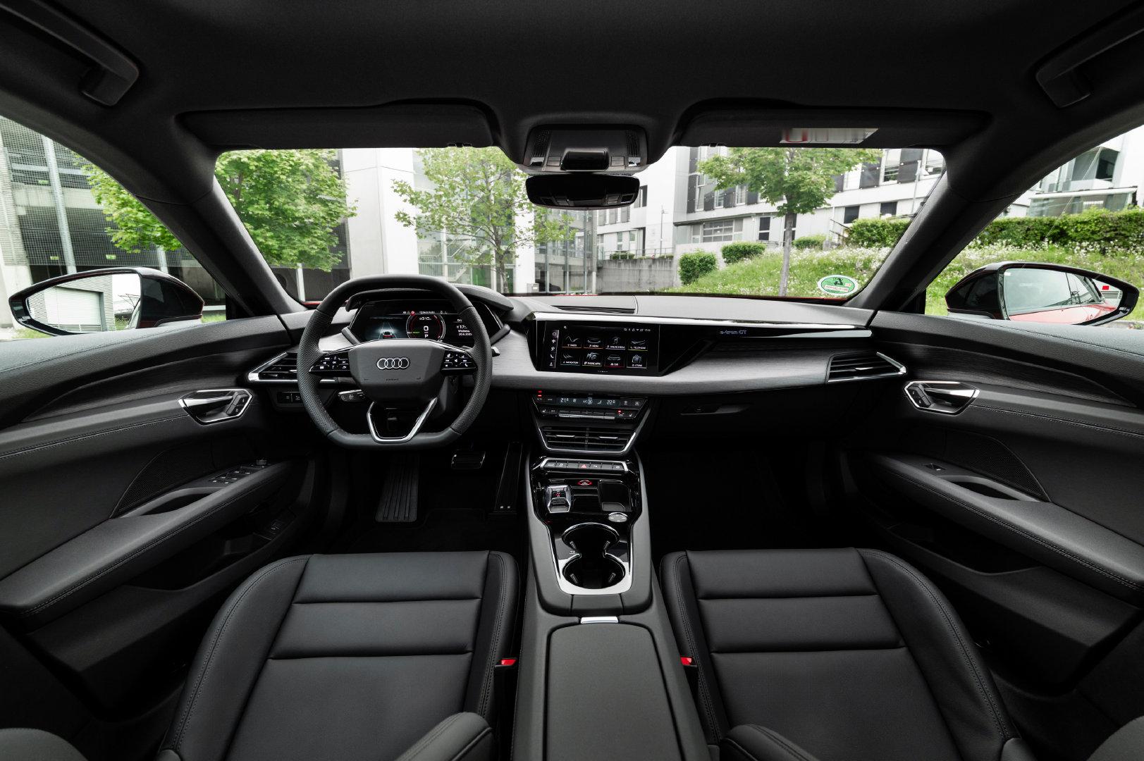 Audi e-tron GT quattro 
与Porsche Taycan 共享J1平台
双电机，百公里加速时间4.1秒，极速245公里/小时#新能源汽车##汽车资讯# （4K） ​​​