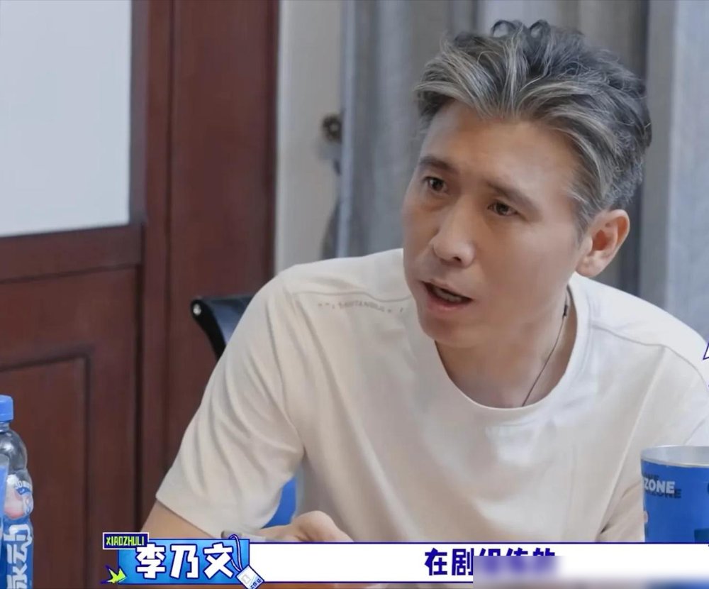 向佐吃饭快，李乃文以为是剧组练出来的。结果向佐说不是，从小就这样。他弟向佑吃饭慢，为了追上他哥，愣是把自己塞成个胖子。
这事儿听着像玩笑，细想挺扎心。一个追，一个跑，童年那点较劲全写在体型上了。
现在向佐在山东章丘打铁，搬真铁，干体力活，还跟人说自己“抽象”是为了让人记住他叫向佐，不是向华强儿子