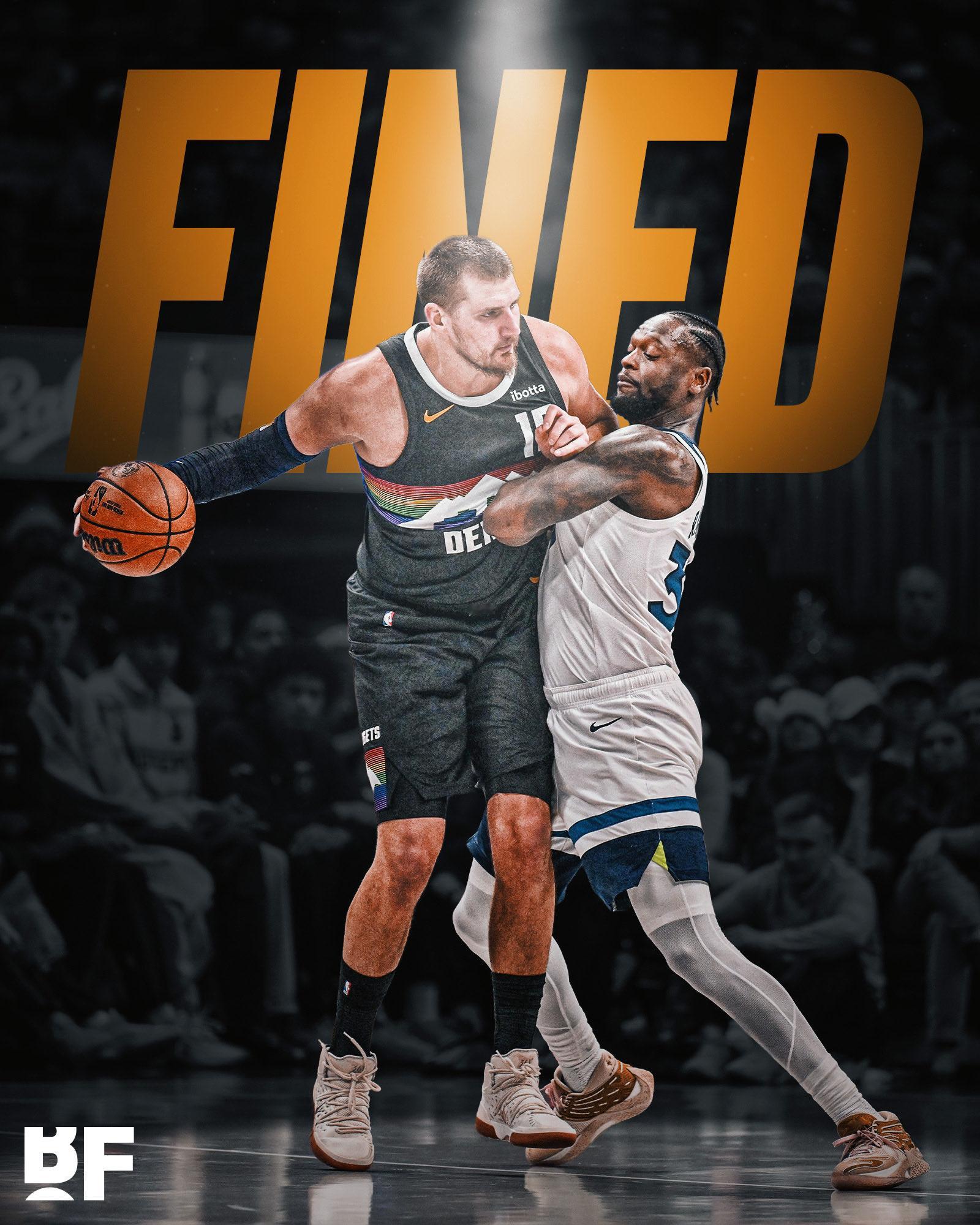 丹佛掘金球星尼古拉·约基奇与明尼苏达森林狼前锋朱利叶斯·兰德尔因昨天季...