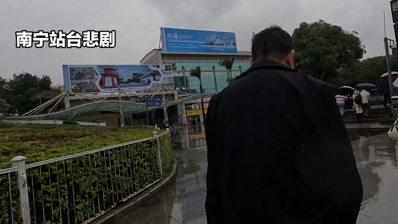 南宁火车站突发悲剧！男子突然跳入股道身亡，看完令人唏嘘
 
谁也想不到，人来人往的火车站台，上演了一场让人揪心的悲剧，官方通报一出，无数网友为之叹息。
 
事发南宁火车站9号站台，当时C8668次列车正减速进站。站台上来往旅客行色匆匆，一切看似平常，谁都没有察觉到危险即将发生。
 
就在9点35分，