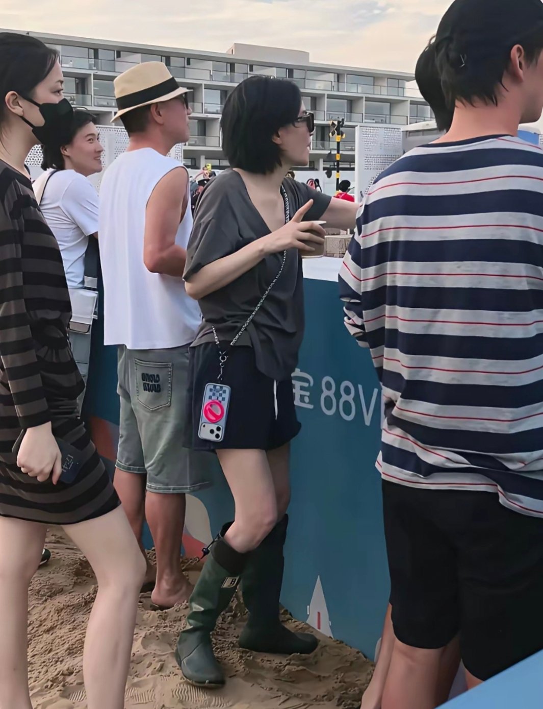 王菲和小女儿李嫣一同现身大女儿窦靖童“阿亚那音乐节”给女儿捧场。 ​