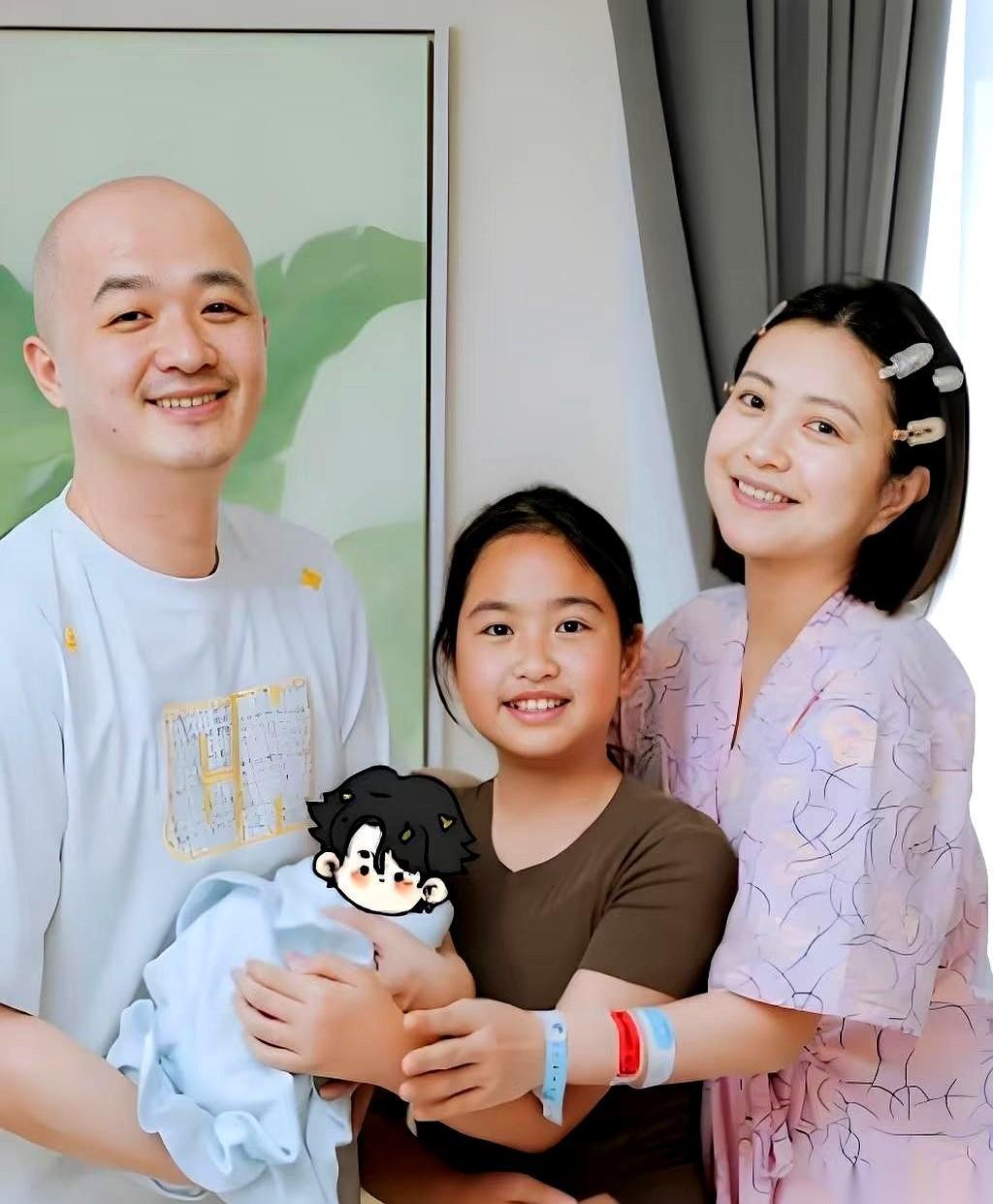 包文婧的名字，总是绕不开包贝尔。2025年7月10日，这位刚刚生完二胎70多天的女星，在自己的生日直播间里，当着满屏观众的面，哭了。
直播间的补光灯打得煞白。她坐在镜头前，聊起产后的情绪，提到剖腹产留下的那道刀口，眼眶迅速泛红。眼泪没有预兆地往下砸，她抬手去抹，连带着原本准备好的直播话术也卡了壳。