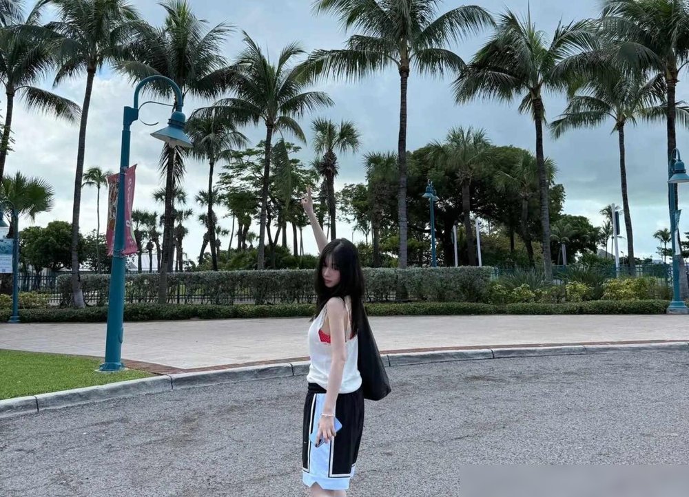 柳智敏在海洋馆直接下水了。
别人去水族馆隔着玻璃拍个照就走，她换了潜水服，跟鱼群贴着游。照片里素颜，头发湿透，眼睛被水压挤得有点红，还在比耶。她自己也说，光顾着看蜥蜴和喂鱼，游乐设施一个没玩上。
这姐前一天还在马里布冲浪，后一天又钻进海底。队友一个累到登不了台，一个确诊带状疱疹，她倒好，把巡演间