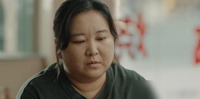《热辣滚烫》拿了三十多亿票房，为什么电影刚一下映，全网就迅速归于平静？

贾玲拍完这部戏，怎么好像突然从大众视野里消失了？

很多人纳闷，这么高票房的爆款，网上居然没留下几个能反复二创的段子，主角也不趁热打铁上综艺刷脸，透着一种说不出的违和。

其实这恰恰是外人的认知差。过去大家习惯了她在荧幕前插科