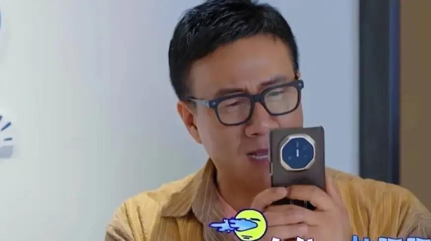 女儿连续整整三天不接电话，平时在荧幕上再硬汉的老爹，私底下也得彻底破防。
胡军前阵子就结结实实卡在了这个坎上。
电话一个接一个拨过去没人接，坐一旁的李乃文还嫌事不够大，笑嘻嘻地补了刀：“没事，拉黑了！”
一句话把老父亲仅剩的那点面子戳得稀碎。
嘴上还撑着面子说“孩子大了忙正事呢”，手却完全不