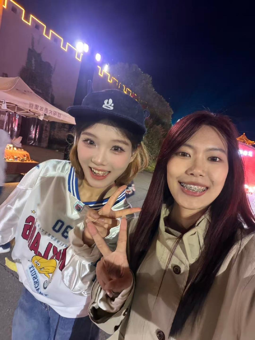 今晚飞飞抵达景德镇，去看#2027款博越正式上市#，限时价7.89万起，这价格真狠！让人有一种买不了吃亏买不了上当的感觉，妥妥#10万内家用SUV新标杆#[赞]

没想到她在现场竟然认识台上跳舞的小姐姐，这人脉真广[憧憬]

#五大进阶百大升级# ​