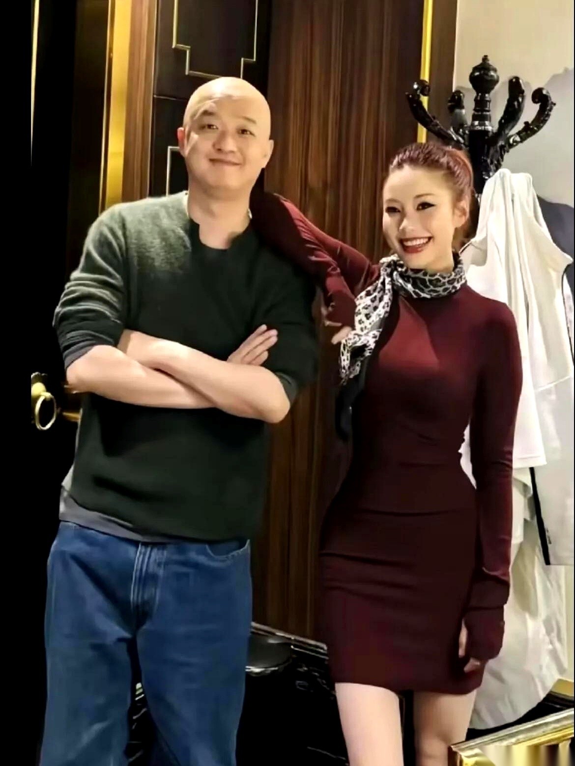昨天刘大锤的直播间里，包贝尔被结结实实地挂在了热搜上。
这回最出戏的，根本不是什么狗仔偷拍的画面，而是包贝尔本人的反应。老网民都记得，以前但凡沾点绯闻，这位哥能凌晨四点跳起来发微博，梗着脖子放话“倾家荡产也要告”。
结果这次，刘大锤把料抖了个底朝天，包贝尔这边连个标点符号都没往外发，安静得像断了网。