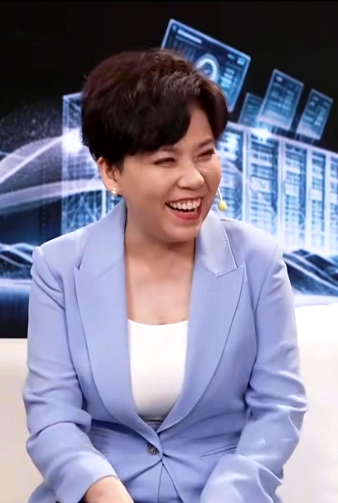邓亚萍解说时特意点名夸了蒯曼，说好多球都是失位状态下硬掰回来的。
这话听着轻巧，打过球的都懂，重心都没了还能把球送回台面上，那得靠多狠的手感和胆量。

林诗栋这小伙子，男团栽了跟头反而把他打醒了。
有些人就是这样，你不给他点压力他永远飘着，真到了悬崖边上，反倒知道怎么咬牙了。
退无可退的时候，人只有