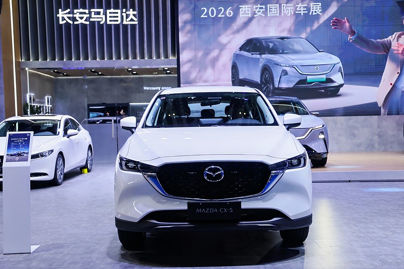 说下全新第四代马自达CX-5吧，这几乎是马自达留在燃油SUV市场最后的底牌了。
作为马自达在华唯一累计销量破百万的车型，老款巅峰时期能和CR-V、RAV4同台掰手腕，前几年却月销只剩两三千台，几乎在紧凑型SUV赛道里快被遗忘。这次盼了九年的换代，终于把之前老粉吐槽