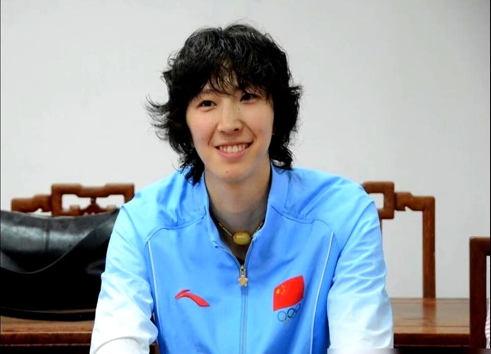 亚运夺冠队伍解散，女排主攻手吴梦洁没晒金牌，直接跑回南通剪了个朋克短发。

碎刘海，硬线条，侧脸看过去简直就像吴建豪。这跟场上那个高高跳起、扣球玩命的姑娘完全不像一个人。

5月刚做完膝盖手术错过世界联赛，7月底火速归队，8月打亚锦赛，9月死磕亚运会，大半年来根本没停过。

现在终于歇下来，她懒得发