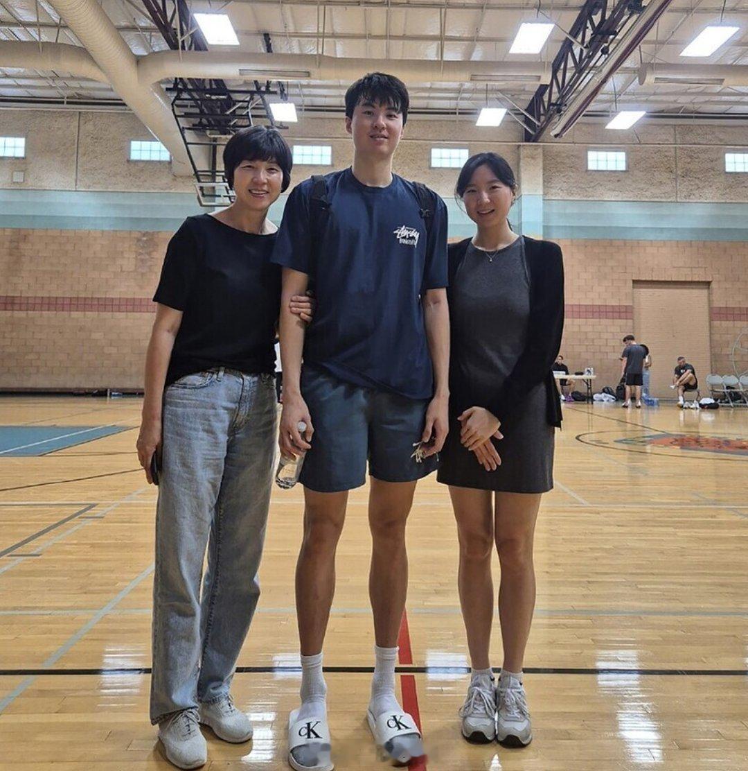 #亚运会[超话]# 

李贤重母子，成为韩国体育历史上第一对在亚运同一项目都拿下金牌的组合，也是韩国体育历史第二个母子均夺金的案例（之前是网球和棒球项目的母子）

他的母亲成贞雅‌，韩国女篮名宿，曾获1984年洛杉矶奥运会银牌和1990年北京亚运会金牌。‌‌ ​
