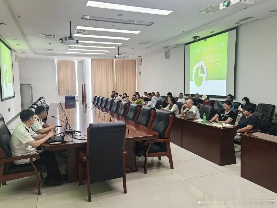 【普法赋能监管 筑牢饮水安全防线——平谷区疾控中心开展现场制、售水机专项培训】

为进一步规范辖区现场制、售饮用水机经营管理，压实经营者主体责任，常态化防范化解饮水卫生安全风险，有效筑牢介水传染病防控屏障，近日，平谷区疾病预防控制中心（区卫生健康监督所）组织开展了现场制、售饮用水机 ​