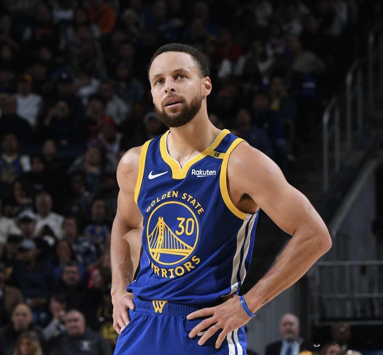 NBA情报局09月18日讯

太少见！勇士在库里面前，姿态已经放得这么低！就像个生瓜蛋子。
 
美记Anthony Slater在节目当中，曝出了勇士和库里续约的猛料，一个餐厅服务员的比喻，把双方的状态讲得淋漓尽致。
 
勇士管理层早在8月份就对外表态，和库里谈续约，绝不会在薪资金额上面讨价还价。