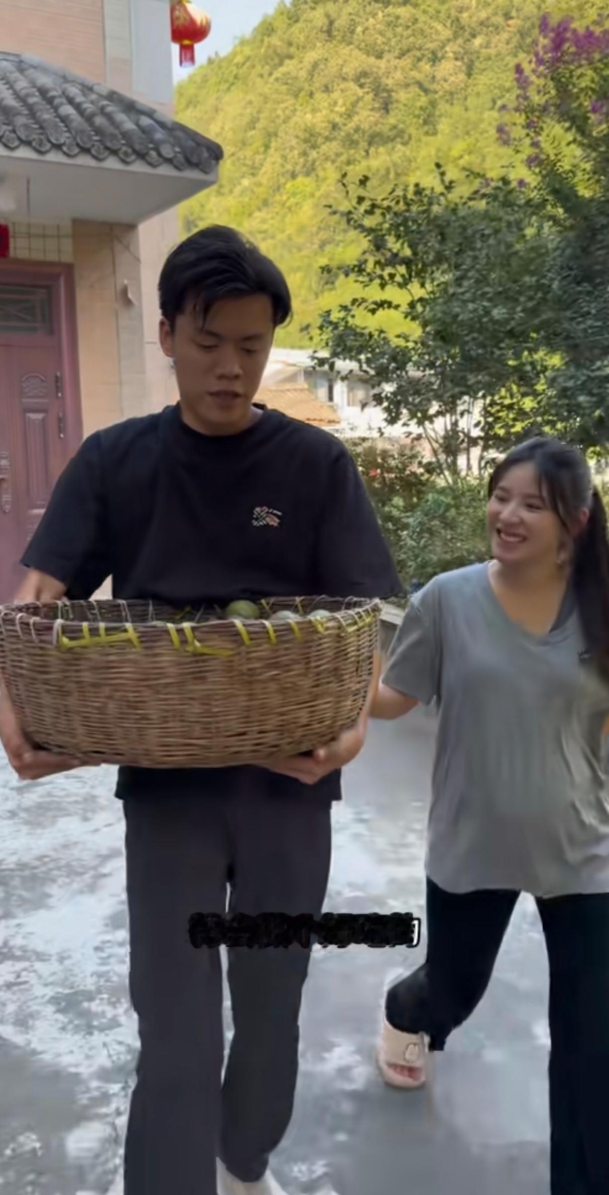 看吧，不止我一个人感觉到了鸟哥的变化，很多网友都这么说（图3-4）。

9月3日，阿梓分享自己和未婚夫鸟哥的甜蜜日常，两人的互动特别有爱。

对此，许多人都表示之前错看阿梓，她其实很有眼光，再次选择伴侣时非常理性，不在意外表，更多的是考虑对方的品性和实力。

也有一些人声称错看鸟哥，被他不笑时的模样